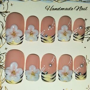 Handmade Floral Nail Art Set - Light Yellow and White